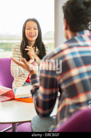 University students talking in lounge Banque D'Images