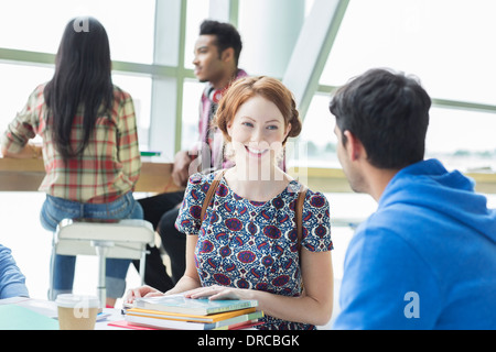 University students talking in cafe Banque D'Images