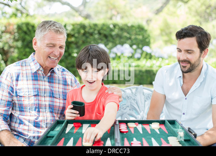 Les hommes jouant au backgammon outdoors Banque D'Images