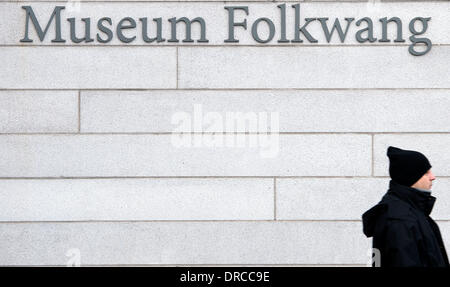 Essen, Allemagne. 23 Jan, 2014. 'Museum' Folkwang se trouve à l'extérieur du mur extérieur du musée, illustrée à Essen, Allemagne, 23 janvier 2014. Le musée Folkwang présente son programme de l'année 2014 au cours d'une conférence de presse annuelle. Photo : Federico Gambarini/dpa/Alamy Live News Banque D'Images