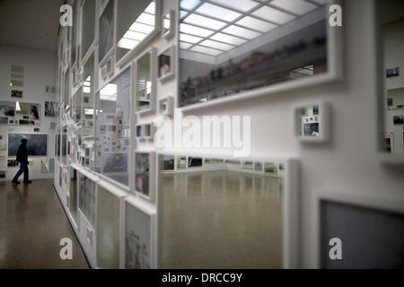 Essen, Allemagne. 23 Jan, 2014. Un visiteur regarde le prix installation 'Tout n'est rien sans sa réflexion ? Une pantomime photographique' dans le musée, présentée à Essen, Allemagne, 23 janvier 2014. Le musée Folkwang a présenté son programme de l'année 2014 au cours d'une conférence de presse annuelle. Photo : Federico Gambarini/dpa/Alamy Live News Banque D'Images