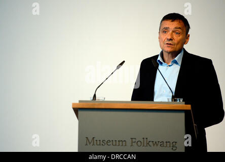 Essen, Allemagne. 23 Jan, 2014. Tobia Bezzola, directeur du musée Folkwang prend la parole lors d'une conférence de presse à Essen, Allemagne, 23 janvier 2014. Le musée Folkwang a présenté son programme de l'année 2014 au cours d'une conférence de presse annuelle. Photo : Federico Gambarini/dpa/Alamy Live News Banque D'Images