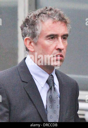 Steve Coogan effacée de affaiblies British farceur Steve Coogan a échappé à une interdiction de la route après qu'il a été innocenté de l'incapacité à identifier le conducteur de sa voiture roulant. Le Tropic Thunder star a été frappé avec un tribunal convoque après son véhicule Land Rover a été enregistrée voyageant à 9 miles par heure (14,4 kilomètres par heure) au-dessus de la limite de vitesse sur une route près de son domicile à Hove, Englan Banque D'Images