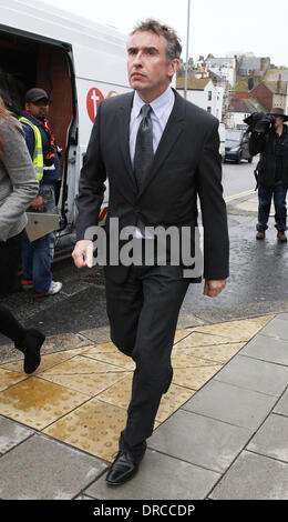 Steve Coogan effacée de affaiblies British farceur Steve Coogan a échappé à une interdiction de la route après qu'il a été innocenté de l'incapacité à identifier le conducteur de sa voiture roulant. Le Tropic Thunder star a été frappé avec un tribunal convoque après son véhicule Land Rover a été enregistrée voyageant à 9 miles par heure (14,4 kilomètres par heure) au-dessus de la limite de vitesse sur une route près de son domicile à Hove, Englan Banque D'Images