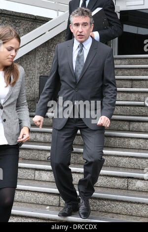 Steve Coogan effacée de affaiblies British farceur Steve Coogan a échappé à une interdiction de la route après qu'il a été innocenté de l'incapacité à identifier le conducteur de sa voiture roulant. Le Tropic Thunder star a été frappé avec un tribunal convoque après son véhicule Land Rover a été enregistrée voyageant à 9 miles par heure (14,4 kilomètres par heure) au-dessus de la limite de vitesse sur une route près de son domicile à Hove, Englan Banque D'Images