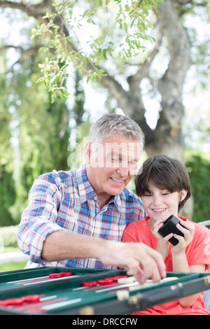 Grand-père et petit-fils jouant au backgammon Banque D'Images