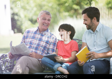 Multi-generation men laughing sur établi Banque D'Images