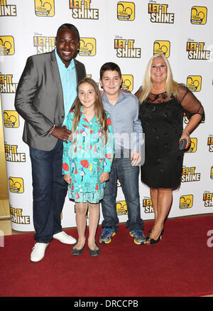 Vanessa Feltz, Ben Ofoedu et family Disney's laisser briller plat Première au May Fair Hotel - Londres, Angleterre des arrivées - 16.07.12 Avec : Vanessa Feltz, Ben Ofoedu et où la famille : London, Royaume-Uni Quand : 16 Oct 2012 Banque D'Images