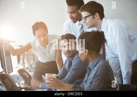 Business people talking in office Banque D'Images