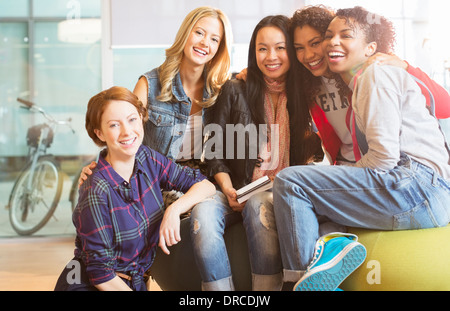 Pouf sur Women smiling together Banque D'Images