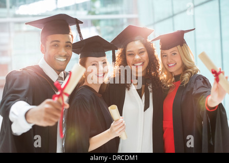 Souriant avec diplôme diplômés Banque D'Images