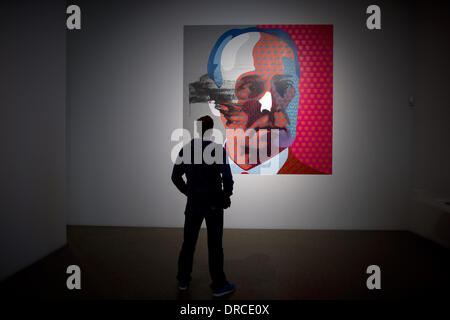 Essen, Allemagne. 23 Jan, 2014. Un visiteur regarde l'impression numérique du motif 'Corporate Design : Le logo pioneer Wilhelm Deffke' (lit.) à Essen, Allemagne, 23 janvier 2014. Le musée Folkwang a présenté son programme de l'année 2014 au cours d'une conférence de presse annuelle. Photo : Federico Gambarini/dpa/Alamy Live News Banque D'Images