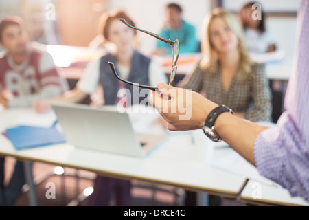 Le professeur gesticulant avec lunettes en classe Banque D'Images