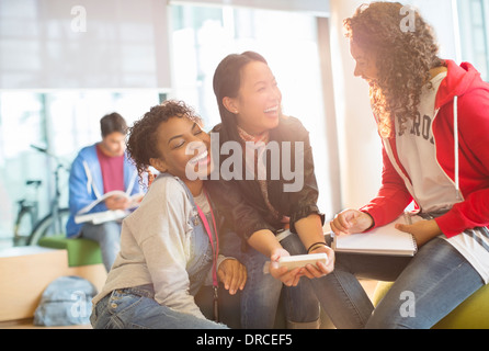 University students talking in lounge Banque D'Images