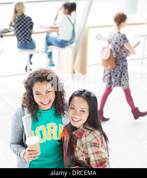 University students smiling in lounge Banque D'Images