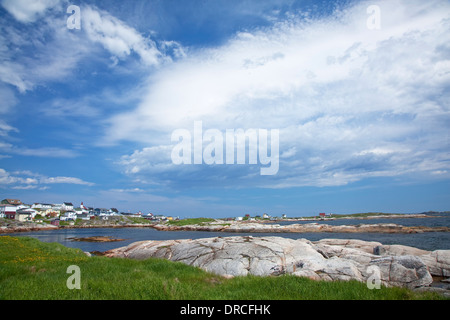 Ciel bleu et nuages sur craggy Harbour Banque D'Images