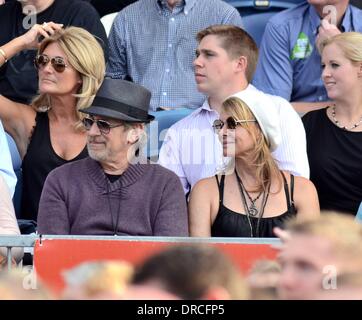 Steven Spielberg, femme, Kate Capshaw regarder Bruce Springsteen effectuer au RDS de Dublin, Irlande - 17.07.12. Banque D'Images