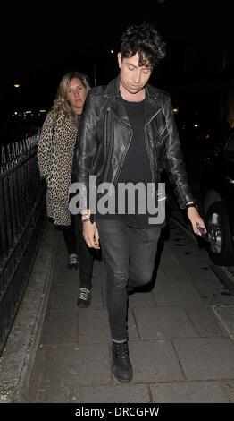 Nick Grimshaw et une compagne de quitter le Johnnie Walker Blue Label Dîner à Mortons. Londres, Angleterre - 17.07.12 Banque D'Images