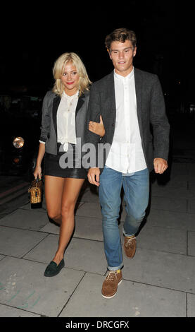 Pixie Lott et Oliver Cheshire quittant le Johnnie Walker Blue Label Dîner à Mortons. Londres, Angleterre - 17.07.12 Banque D'Images