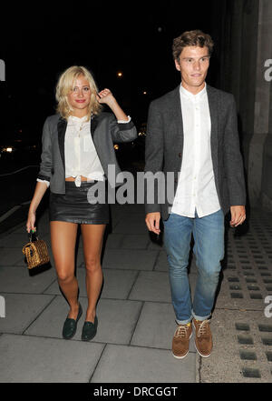 Pixie Lott et Oliver Cheshire quittant le Johnnie Walker Blue Label Dîner à Mortons. Londres, Angleterre - 17.07.12 Banque D'Images