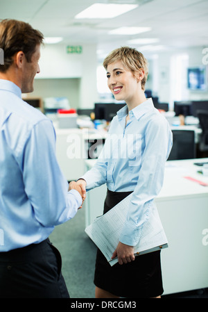 Business people shaking hands in office Banque D'Images