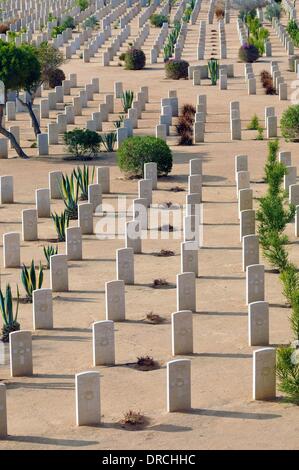 El Alamein, en Égypte. 10 janvier, 2014. Vue sur le cimetière militaire du Commonwealth d'El Alamein, en Egypte, le 10 janvier 2014. Cimetière militaire du Commonwealth à El Alamein est le plus grand de tous les cimetières de guerre sur la côte nord de l'Égypte avec des tombes de soldats de différents pays qui ont combattu du côté des Alliés. Cimetière de la grecque commémore, Nouvelle-Zélande, Australie, Sud-Africains, Indiens et des forces canadiennes. Photo : Matthias Toedt - PAS DE SERVICE DE FIL/dpa/Alamy Live News Banque D'Images