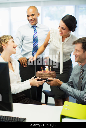 Les gens d'affaires celebrating birthday in office Banque D'Images