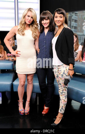Megan Hutchings, Georgina Reilly et Dayle McLeod Cast de l'A.L. Apparaît complexe sur MuchMusic's new.music.Vivre la promotion de l'afficher la 2e saison, Toronto, Canada - 17.07.12 Banque D'Images
