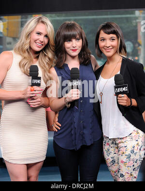 Megan Hutchings, Georgina Reilly et Dayle McLeod Cast de l'A.L. Apparaît complexe sur MuchMusic's new.music.Vivre la promotion de l'afficher la 2e saison, Toronto, Canada - 17.07.12 Banque D'Images