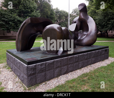 Reclining figure, une sculpture en bronze de Henry Moor, sur le campus du MIT, Cambridge, Massachusetts, USA. Banque D'Images