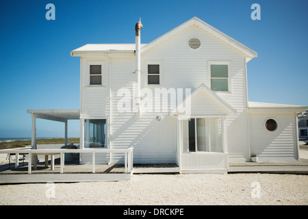 Maison de plage blanc contre le ciel bleu Banque D'Images