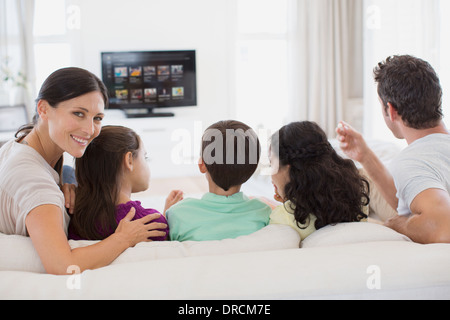 Family watching TV dans le salon Banque D'Images