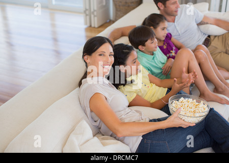 Family watching film sur un canapé dans la salle de séjour Banque D'Images