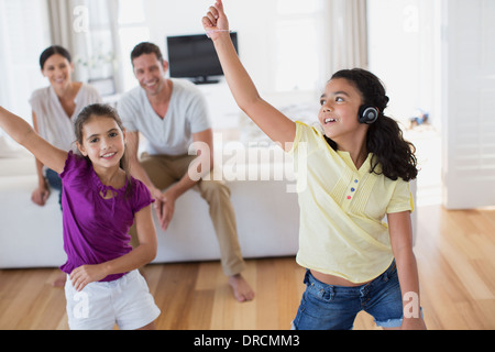 Parents danse filles dans la salle de séjour Banque D'Images