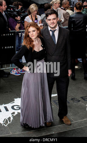 Rose Leslie (L) La première européenne de "The Dark Knight Rises", tenue à l'odéon West End - Arrivées. Londres, Angleterre - 18.07.12 Banque D'Images