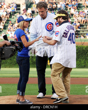 Zach Galifianakis et Will Ferrell promouvoir leur nouveau film 'La campagne', publié le 10 août, en rejetant le 'dueling' premier lancer l'un contre l'autre à Wrigley Field comme les Cubs de Chicago a pris sur le Florida Marlins. Chicago, Illinois - 18.07.12 Avec : Zach Galifianakis et Will Ferrell Quand : 18 Oct 2012 Banque D'Images