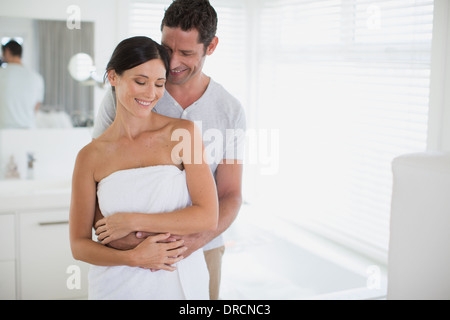 Couple hugging in bathroom Banque D'Images