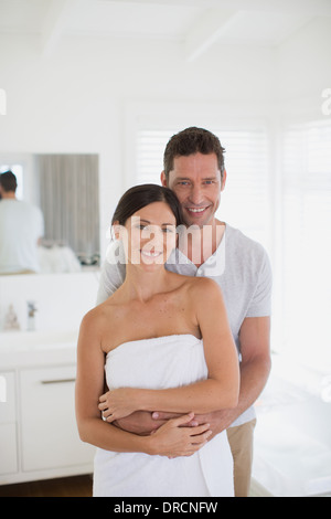 Couple hugging in bathroom Banque D'Images