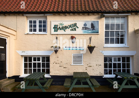 L'Harbour Inn à Port-de-Southwold, montrant le niveau de crue de 1953. Suffolk, Angleterre. Banque D'Images