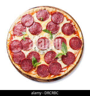 Pizza au pepperoni, avec des feuilles de basilic isolé sur fond blanc Banque D'Images