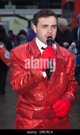 Manchester, UK. 22 janvier, 2014. Aidan O'Neill (acteur), interprète, compere au Sun Grand sourire event 2014. Le soleil grand sourire sourire 2014 Squad, dans les jardins de Piccadilly, où le soleil a lancé "blues Janvier-busting" grand sourire, donner la campagne sur ce qui est dit d'être la journée la plus déprimante de l'année. Les membres de la foule ont été invités à effectuer pour cadeau vendus sur la machine. Banque D'Images