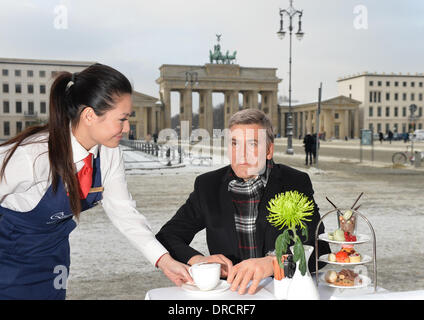 Berlin, Allemagne. 23 Jan, 2014. La figure de cire de George Clooney de Madame Tussaud se trouve dans le café à l'hôtel Adlon près de la porte de Brandebourg à Berlin, Allemagne, 23 janvier 2014. Madame Tussaud est présentant sa collection de célébrités avant le début de la Berlinale le 06 février. Photo : JENS KALAENE/dpa/Alamy Live News Banque D'Images