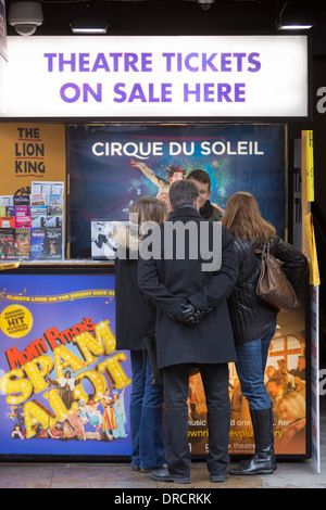 Les gens se tenir en face d'un stand de vente de billets de théâtre à Soho, Londres, Angleterre, Royaume-Uni, UK Banque D'Images