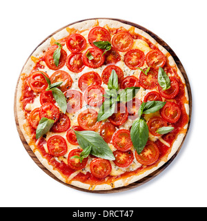 Pizza italienne avec tomates cerises et basilic vert sur fond blanc Banque D'Images