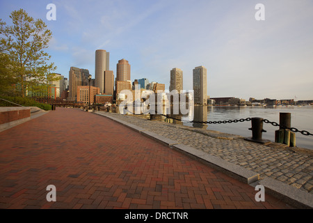 Le soleil du matin sur le port de Boston Skyline de Fan Pier Plaza avec vue sur le front de mer et sur le port de Boston Rowes Wharf Banque D'Images