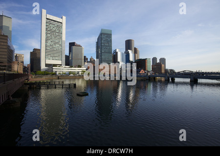 Un matin ensoleillé sur la zone de loisirs Harborwalk regarder en arrière vers le bord du quai de l'Atlantique dans le sud de Boston Massachusetts Banque D'Images