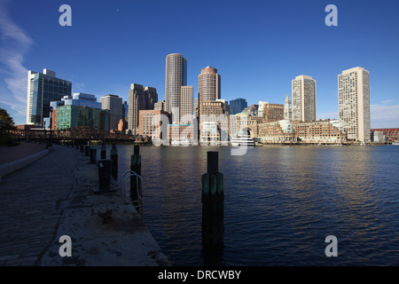 Le soleil du matin sur le port de Boston Skyline de Fan Pier Plaza avec vue sur le front de mer et sur le port de Boston Rowes Wharf Banque D'Images