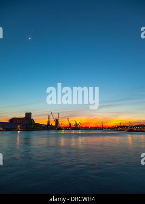 Port de Gdansk au cours de l'orange au coucher du soleil. Banque D'Images