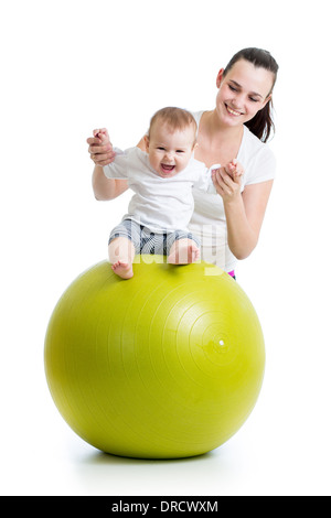 Mère jouer avec bébé le fit ball Banque D'Images