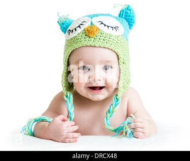 Bébé dans funny owl owl hat tricoté sur fond blanc Banque D'Images